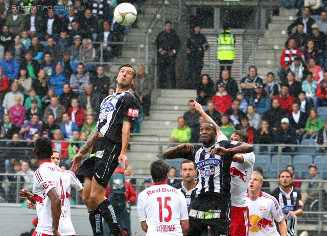 Sturm Graz - Salzburg
Oesterreichische Fussball Bundesliga, 1. Runde,  SK Sturm Graz - FC RB Salzburg, Stadion Liebenau Graz, 21.07.2012. 

Foto zeigt Nikola Vujadinovic (Sturm), Franz Schiemer (Salzburg) und Richard Sukuta-Pasu (Sturm)
