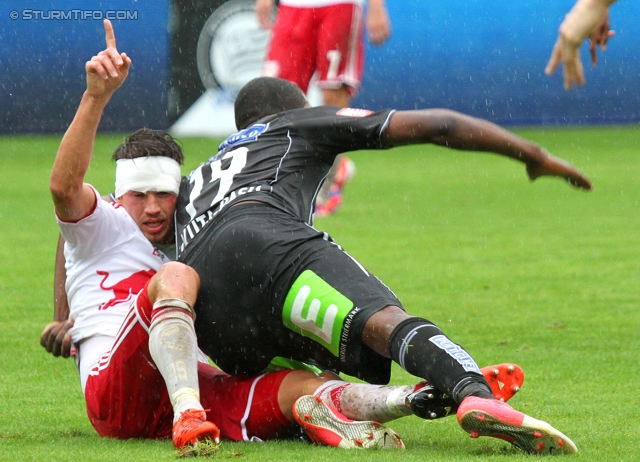 Sturm Graz - Salzburg
Oesterreichische Fussball Bundesliga, 1. Runde,  SK Sturm Graz - FC RB Salzburg, Stadion Liebenau Graz, 21.07.2012. 

Foto zeigt Franz Schiemer (Salzburg) und Richard Sukuta-Pasu (Sturm)
