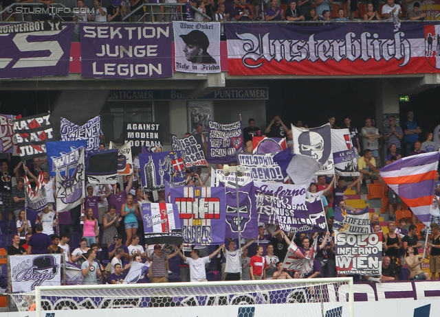 Austria Wien - Sturm Graz
Oesterreichische Fussball Bundesliga, 2. Runde,  FK Austria Wien - SK Sturm Graz, Franz-Horr-Stadion Wien, 28.07.2012. 

Foto zeigt Fans von Austria Wien
