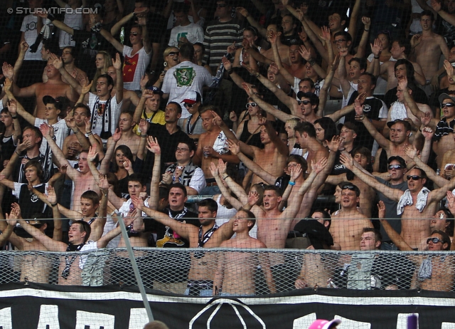 Austria Wien - Sturm Graz
Oesterreichische Fussball Bundesliga, 2. Runde,  FK Austria Wien - SK Sturm Graz, Franz-Horr-Stadion Wien, 28.07.2012. 

Foto zeigt Fans von Sturm
