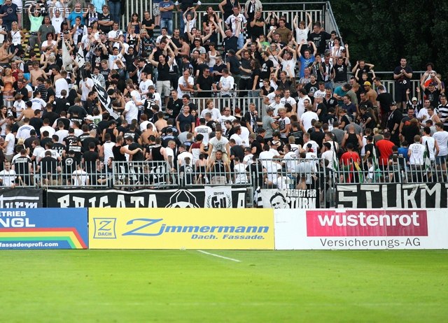 Mattersburg - Sturm Graz
Oesterreichische Fussball Bundesliga, 3. Runde,  SV Mattersburg - SK Sturm Graz, Pappelstadion Mattersburg, 04.08.2012. 

Foto zeigt Fans von Sturm
