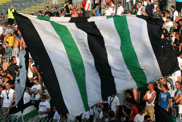 Mattersburg - Sturm Graz
Oesterreichische Fussball Bundesliga, 3. Runde,  SV Mattersburg - SK Sturm Graz, Pappelstadion Mattersburg, 04.08.2012. 

Foto zeigt Fans von Sturm
