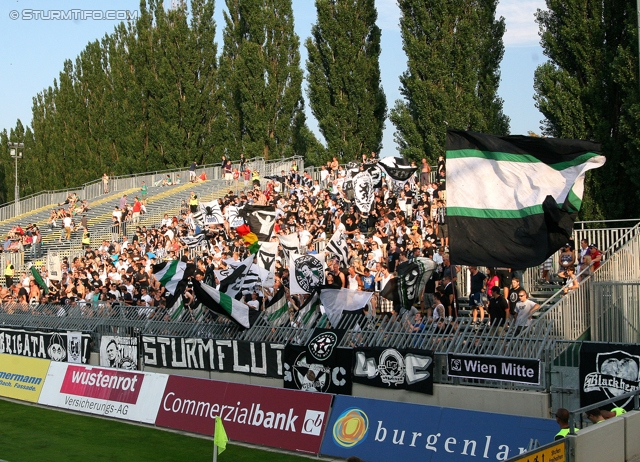 Mattersburg - Sturm Graz
Oesterreichische Fussball Bundesliga, 3. Runde,  SV Mattersburg - SK Sturm Graz, Pappelstadion Mattersburg, 04.08.2012. 

Foto zeigt Fans von Sturm
