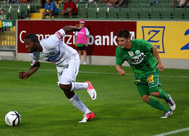 Mattersburg - Sturm Graz
Oesterreichische Fussball Bundesliga, 3. Runde,  SV Mattersburg - SK Sturm Graz, Pappelstadion Mattersburg, 04.08.2012. 

Foto zeigt Richard Sukuta-Pasu (Sturm) und Patrick Farkas (Mattersburg)
