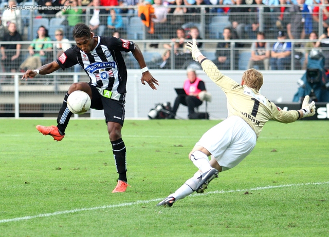 Sturm Graz - Wolfsberg
Oesterreichische Fussball Bundesliga, 4. Runde, SK Sturm Graz - Wolfsberger AC, Stadion Liebenau Graz, 11.08.2012. 

Foto zeigt Rubin Rafael Okotie (Sturm) und Christian Dobnik (Wolfsberg)
