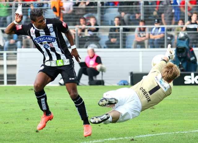 Sturm Graz - Wolfsberg
Oesterreichische Fussball Bundesliga, 4. Runde, SK Sturm Graz - Wolfsberger AC, Stadion Liebenau Graz, 11.08.2012. 

Foto zeigt Rubin Rafael Okotie (Sturm) und Christian Dobnik (Wolfsberg)
