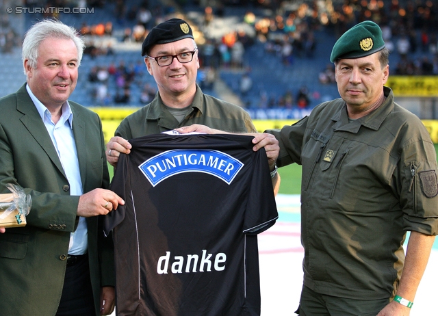 Sturm Graz - Wolfsberg
Oesterreichische Fussball Bundesliga, 4. Runde, SK Sturm Graz - Wolfsberger AC, Stadion Liebenau Graz, 11.08.2012. 

Foto zeigt Hermann Schuetzenhofer (Landeshauptmann-Stellvertreter) und Bundesheer-Offiziere
