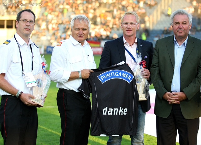 Sturm Graz - Wolfsberg
Oesterreichische Fussball Bundesliga, 4. Runde, SK Sturm Graz - Wolfsberger AC, Stadion Liebenau Graz, 11.08.2012. 

Foto zeigt Vertreter der Feuerwehr, Peter Schaller (Vizepräsident Sturm) und Hermann Schuetzenhoefer (Landeshauptmannstv. Steiermark)
