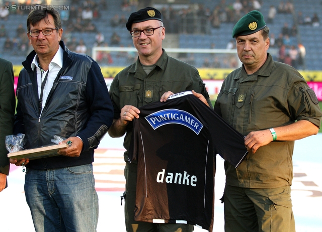 Sturm Graz - Wolfsberg
Oesterreichische Fussball Bundesliga, 4. Runde, SK Sturm Graz - Wolfsberger AC, Stadion Liebenau Graz, 11.08.2012. 

Foto zeigt Ernst Wustinger (Finanzvorstand Sturm) und Bundesheer-Offiziere
