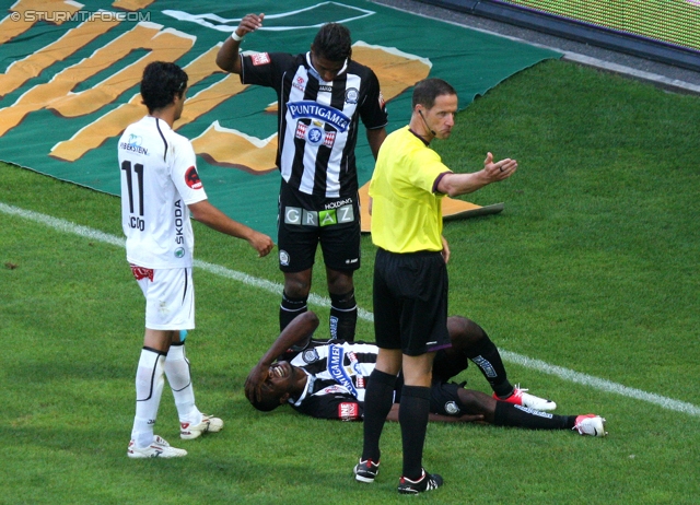 Sturm Graz - Wolfsberg
Oesterreichische Fussball Bundesliga, 4. Runde, SK Sturm Graz - Wolfsberger AC, Stadion Liebenau Graz, 11.08.2012. 

Foto zeigt Jacobo Maria Yncian Pajares (Wolfsberg), Rubin Rafael Okotie, Richard Sukuta-Pasu (Sturm) und Schiedsrichter Robert Schoergenhofer
