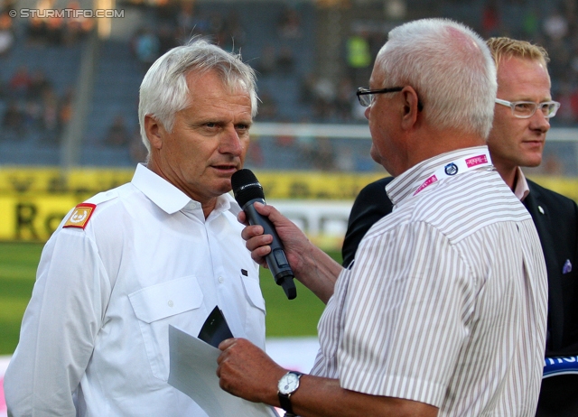 Sturm Graz - Wolfsberg
Oesterreichische Fussball Bundesliga, 4. Runde, SK Sturm Graz - Wolfsberger AC, Stadion Liebenau Graz, 11.08.2012. 

Foto zeigt einen Vertreter der Feuerwehr und Ludwig Krentl (Stadionsprecher Sturm)
