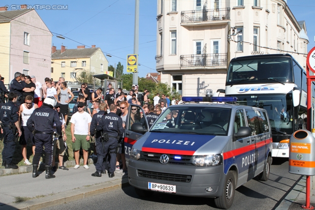 Rapid Wien - Sturm Graz
Oesterreichische Fussball Bundesliga, 5. Runde, SK Rapid Wien - SK Sturm Graz, Gerhard-Hanappi-Stadion Wien, 18.08.2012. 

Foto zeigt Polizei und Fans von Sturm
