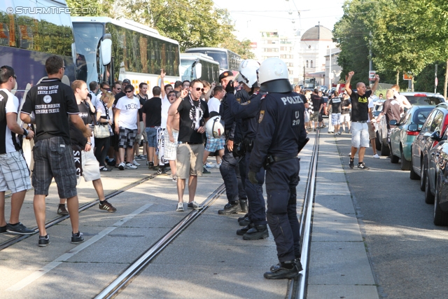 Rapid Wien - Sturm Graz
Oesterreichische Fussball Bundesliga, 5. Runde, SK Rapid Wien - SK Sturm Graz, Gerhard-Hanappi-Stadion Wien, 18.08.2012. 

Foto zeigt Polizei und Fans von Sturm
