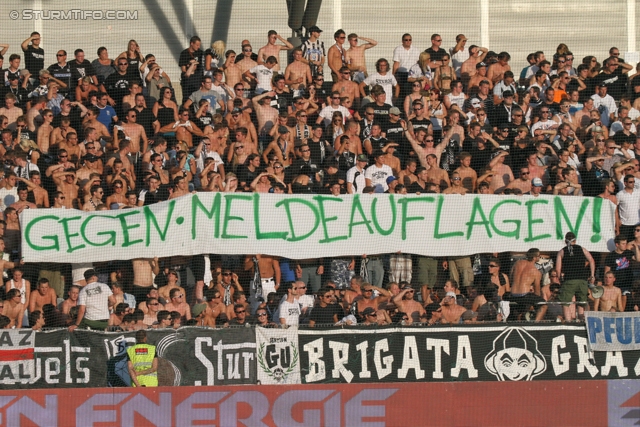 Rapid Wien - Sturm Graz
Oesterreichische Fussball Bundesliga, 5. Runde, SK Rapid Wien - SK Sturm Graz, Gerhard-Hanappi-Stadion Wien, 18.08.2012. 

Foto zeigt Fans von Sturm mit einem Spruchband
