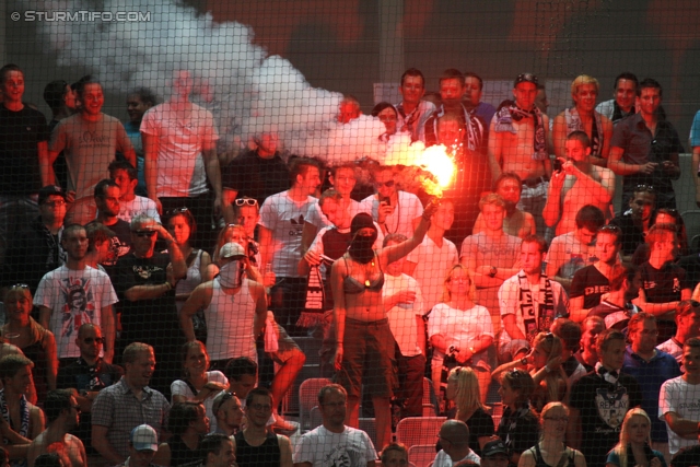 Rapid Wien - Sturm Graz
Oesterreichische Fussball Bundesliga, 5. Runde, SK Rapid Wien - SK Sturm Graz, Gerhard-Hanappi-Stadion Wien, 18.08.2012. 

Foto zeigt Fans von Sturm
Schlüsselwörter: pyrotechnik