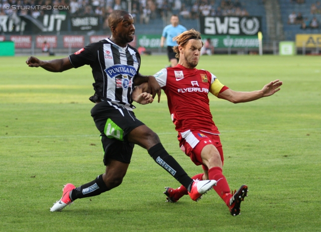 Sturm Graz - Admira Wacker
Oesterreichische Fussball Bundesliga, 6. Runde, SK Sturm Graz - FC Admira Wacker Moedling, Stadion Liebenau Graz, 25.08.2012. 

Foto zeigt Richard Sukuta-Pasu (Sturm) und Richard Windbichler (Admira)
