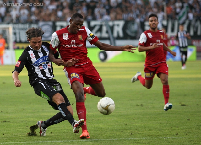 Sturm Graz - Admira Wacker
Oesterreichische Fussball Bundesliga, 6. Runde, SK Sturm Graz - FC Admira Wacker Moedling, Stadion Liebenau Graz, 25.08.2012. 

Foto zeigt Imre Szabics (Sturm) und Patrick Mevoungou (Admira)
