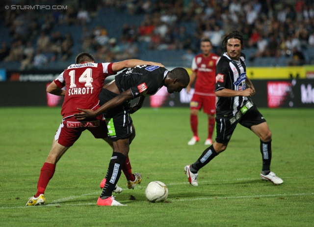 Sturm Graz - Admira Wacker
Oesterreichische Fussball Bundesliga, 6. Runde, SK Sturm Graz - FC Admira Wacker Moedling, Stadion Liebenau Graz, 25.08.2012. 

Foto zeigt Richard Sukuta-Pasu (Sturm), Imre Szabics (Sturm) und Andreas Schrott (Admira)
