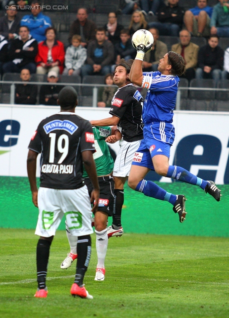 Ried - Sturm Graz
Oesterreichische Fussball Bundesliga, 7. Runde, SV Ried - SK Sturm Graz, Arena Ried, 01.09.2012. 

Foto zeigt Richard Sukuta-Pasu, Imre Szabics (Sturm) und Thomas Gebauer (Ried)
