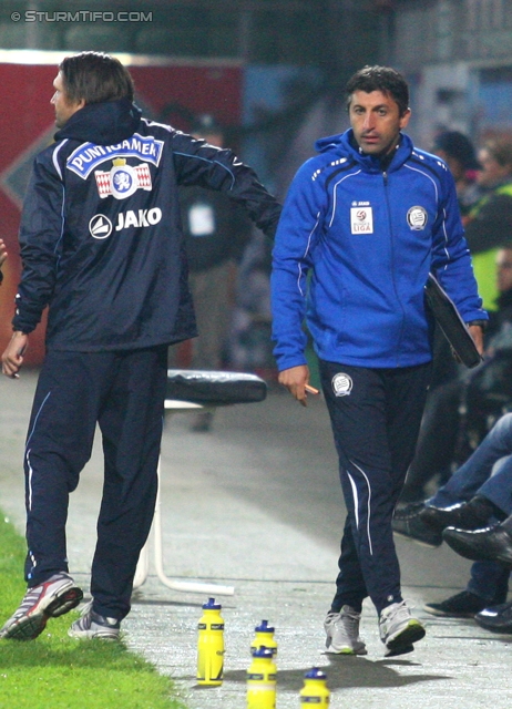 Ried - Sturm Graz
Oesterreichische Fussball Bundesliga, 7. Runde, SV Ried - SK Sturm Graz, Arena Ried, 01.09.2012. 

Foto zeigt Peter Hyballa (Cheftrainer Sturm) und Ayhan Tumani (Co-Trainer Sturm)
