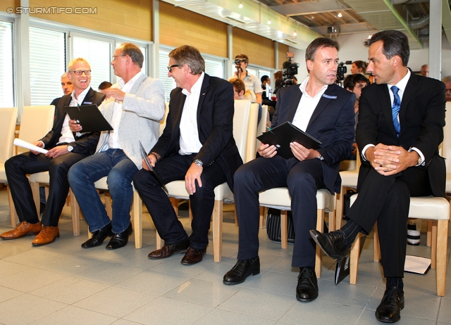 Zukunftsperspektiven UPC Arean
Oesterreichische Fussball Bundesliga, Praesentation Zukunftsperspektiven UPC Arena, VIP Club Stadion Liebenau Graz, 10.09.2012.

Foto zeigt Peter Schaller (Vorstand Sturm), Detlev Eisel-Eiselsberg (Sportstadtrat Graz), Josef Herk (WKO), Christian Jauk (Praesident Sturm) und Siegfried Nagl (Buergermeister)
