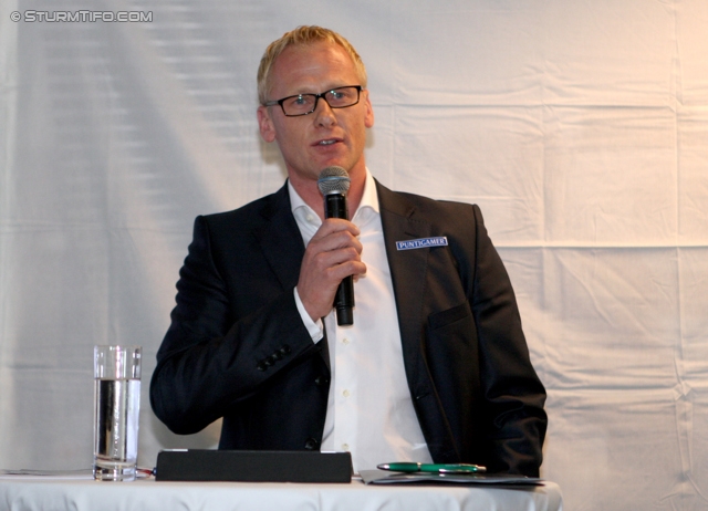 Zukunftsperspektiven UPC Arean
Oesterreichische Fussball Bundesliga, Praesentation Zukunftsperspektiven UPC Arena, VIP Club Stadion Liebenau Graz, 10.09.2012.

Foto zeigt Peter Schaller (Vorstand Sturm)
