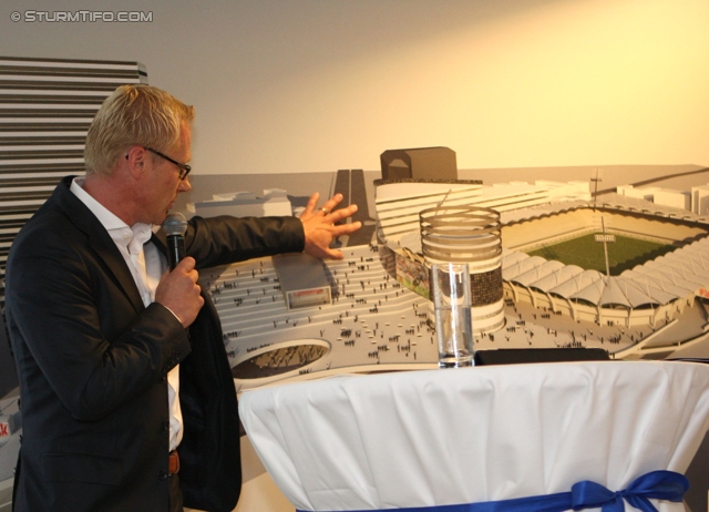 Zukunftsperspektiven UPC Arean
Oesterreichische Fussball Bundesliga, Praesentation Zukunftsperspektiven UPC Arena, VIP Club Stadion Liebenau Graz, 10.09.2012.

Foto zeigt Peter Schaller (Vorstand Sturm) und eine Visualisierung
