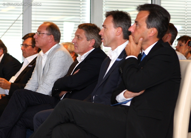 Zukunftsperspektiven UPC Arean
Oesterreichische Fussball Bundesliga, Praesentation Zukunftsperspektiven UPC Arena, VIP Club Stadion Liebenau Graz, 10.09.2012.

Foto zeigt Ernst Wustinger (Vorstand Sturm) , Detlev Eisel-Eiselsberg (Sportstadtrat Graz), Josef Herk (WKO),  Christian Jauk (Praesident Sturm) und Siegfried Nagl (Buergermeister)
