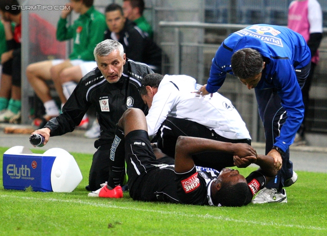 Sturm Graz - Innsbruck
Oesterreichische Fussball Bundesliga, 8. Runde, SK Sturm Graz - FC Wacker Innsbruck, Stadion Liebenau Graz, 15.09.2012. 

Foto zeigt Heinz Holzer (Masseur Sturm), Athanasios Puskuris (Teamarzt Sturm), Richard Sukuta-Pasu (Sturm) und Guenther Niederl (Aufsichtsrat Sturm)
Schlüsselwörter: verletzung