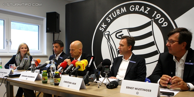 Pressekonferenz Sturm Graz
Oesterreichische Fussball Bundesliga, SK Sturm Graz Pressekonferenz, Trainingszentrum Messendorf, 19.09.2012.

Foto zeigt Daniela Tscherk (Geschaeftsfuehrung Wirtschaft), Ayhan Tumani (Geschaeftsfuehrung Sport), Gerhard Goldbrich (General Manager), Christian Jauk (Praesident), Ernst Wustinger (Aufsichtsrat)
