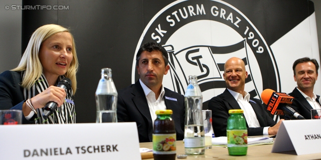 Pressekonferenz Sturm Graz
Oesterreichische Fussball Bundesliga, SK Sturm Graz Pressekonferenz, Trainingszentrum Messendorf, 19.09.2012.

Foto zeigt Daniela Tscherk (Geschaeftsfuehrung Wirtschaft), Ayhan Tumani (Geschaeftsfuehrung Sport), Gerhard Goldbrich (General Manager), Christian Jauk (Praesident)
