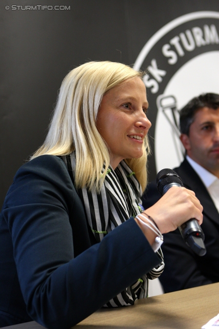 Pressekonferenz Sturm Graz
Oesterreichische Fussball Bundesliga, SK Sturm Graz Pressekonferenz, Trainingszentrum Messendorf, 19.09.2012.

Foto zeigt Daniela Tscherk (Geschaeftsfuehrung Wirtschaft)
