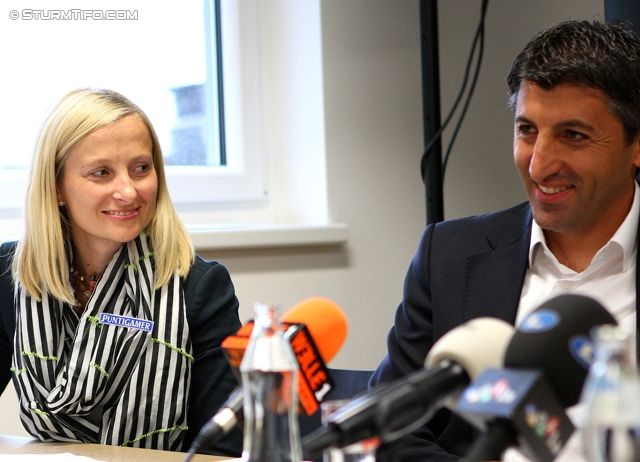 Pressekonferenz Sturm Graz
Oesterreichische Fussball Bundesliga, SK Sturm Graz Pressekonferenz, Trainingszentrum Messendorf, 19.09.2012.

Foto zeigt Daniela Tscherk (Geschaeftsfuehrung Wirtschaft), Ayhan Tumani (Geschaeftsfuehrung Sport)
