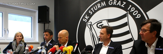 Pressekonferenz Sturm Graz
Oesterreichische Fussball Bundesliga, SK Sturm Graz Pressekonferenz, Trainingszentrum Messendorf, 19.09.2012.

Foto zeigt Daniela Tscherk (Geschaeftsfuehrung Wirtschaft), Ayhan Tumani (Geschaeftsfuehrung Sport), Gerhard Goldbrich (General Manager), Christian Jauk (Praesident), Ernst Wustinger (Aufsichtsrat)
