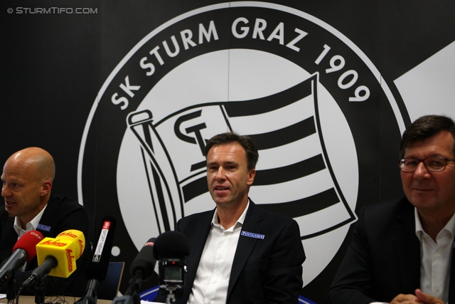 Pressekonferenz Sturm Graz
Oesterreichische Fussball Bundesliga, SK Sturm Graz Pressekonferenz, Trainingszentrum Messendorf, 19.09.2012.

Foto zeigt Gerhard Goldbrich (General Manager), Christian Jauk (Praesident), Ernst Wustinger (Aufsichtsrat)
