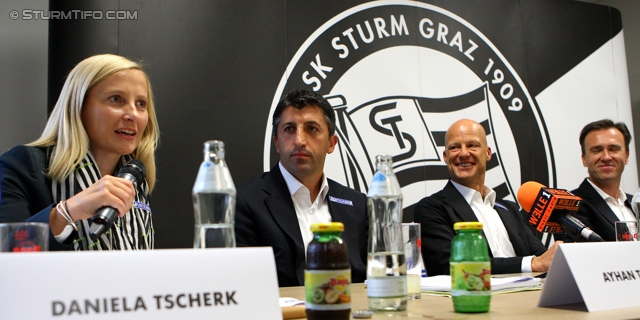 Pressekonferenz Sturm Graz
Oesterreichische Fussball Bundesliga, SK Sturm Graz Pressekonferenz, Trainingszentrum Messendorf, 19.09.2012.

Foto zeigt Daniela Tscherk (Geschaeftsfuehrung Wirtschaft), Ayhan Tumani (Geschaeftsfuehrung Sport), Gerhard Goldbrich (General Manager), Christian Jauk (Praesident)
