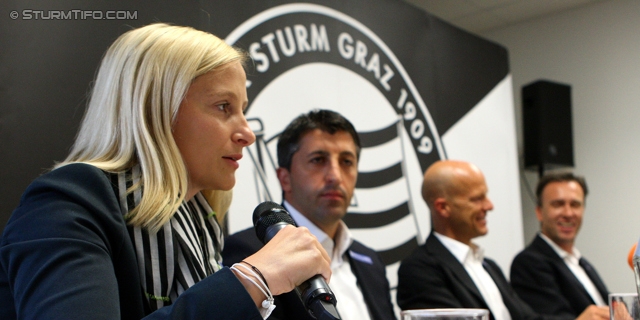 Pressekonferenz Sturm Graz
Oesterreichische Fussball Bundesliga, SK Sturm Graz Pressekonferenz, Trainingszentrum Messendorf, 19.09.2012.

Foto zeigt Daniela Tscherk (Geschaeftsfuehrung Wirtschaft), Ayhan Tumani (Geschaeftsfuehrung Sport), Gerhard Goldbrich (General Manager), Christian Jauk (Praesident)
