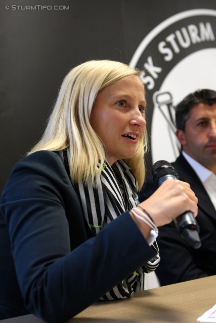 Pressekonferenz Sturm Graz
Oesterreichische Fussball Bundesliga, SK Sturm Graz Pressekonferenz, Trainingszentrum Messendorf, 19.09.2012.

Foto zeigt Daniela Tscherk (Geschaeftsfuehrung Wirtschaft)
