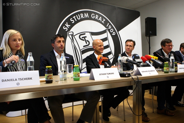 Pressekonferenz Sturm Graz
Oesterreichische Fussball Bundesliga, SK Sturm Graz Pressekonferenz, Trainingszentrum Messendorf, 19.09.2012.

Foto zeigt Daniela Tscherk (Geschaeftsfuehrung Wirtschaft), Ayhan Tumani (Geschaeftsfuehrung Sport), Gerhard Goldbrich (General Manager), Christian Jauk (Praesident), Ernst Wustinger (Aufsichtsrat)
