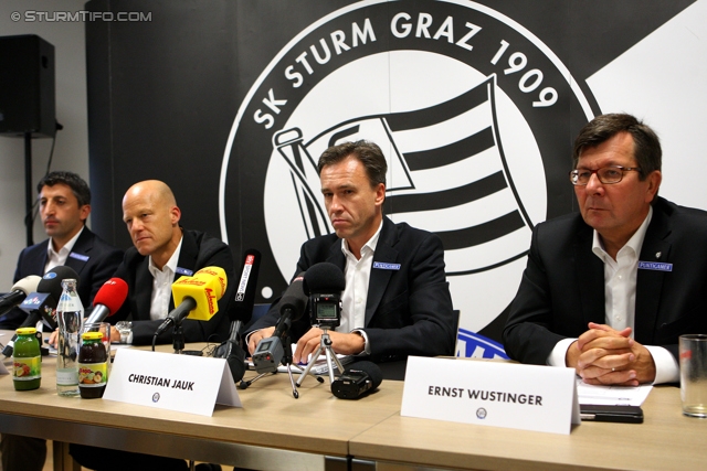 Pressekonferenz Sturm Graz
Oesterreichische Fussball Bundesliga, SK Sturm Graz Pressekonferenz, Trainingszentrum Messendorf, 19.09.2012.

Foto zeigt Ayhan Tumani (Geschaeftsfuehrung Sport), Gerhard Goldbrich (General Manager), Christian Jauk (Praesident), Ernst Wustinger (Aufsichtsrat)
