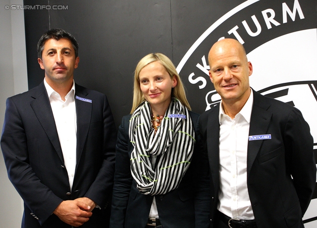 Pressekonferenz Sturm Graz
Oesterreichische Fussball Bundesliga, SK Sturm Graz Pressekonferenz, Trainingszentrum Messendorf, 19.09.2012.

Foto zeigt Ayhan Tumani (Geschaeftsfuehrung Sport), Daniela Tscherk (Geschaeftsfuehrung Wirtschaft), Gerhard Goldbrich (General Manager)
