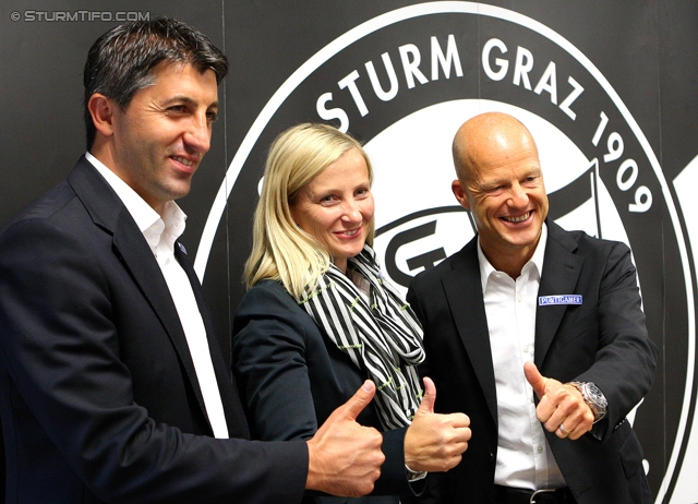 Pressekonferenz Sturm Graz
Oesterreichische Fussball Bundesliga, SK Sturm Graz Pressekonferenz, Trainingszentrum Messendorf, 19.09.2012.

Foto zeigt Ayhan Tumani (Geschaeftsfuehrung Sport), Daniela Tscherk (Geschaeftsfuehrung Wirtschaft), Gerhard Goldbrich (General Manager)
