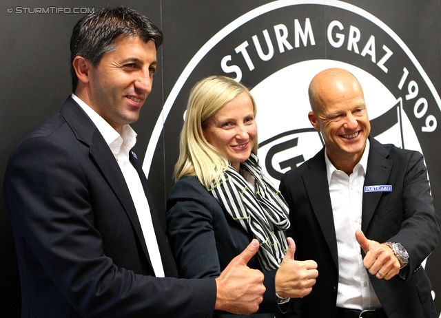 Pressekonferenz Sturm Graz
Oesterreichische Fussball Bundesliga, SK Sturm Graz Pressekonferenz, Trainingszentrum Messendorf, 19.09.2012.

Foto zeigt Ayhan Tumani (Geschaeftsfuehrung Sport), Daniela Tscherk (Geschaeftsfuehrung Wirtschaft), Gerhard Goldbrich (General Manager)
