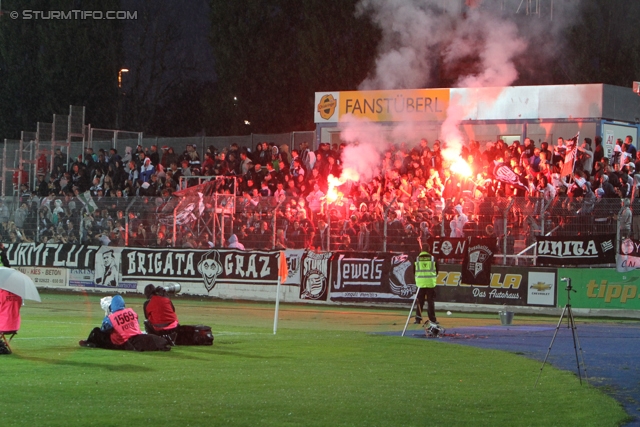 Wr. Neustadt - Sturm Graz
Oesterreichische Fussball Bundesliga, 9. Runde,  SC Wiener Neustadt - SK Sturm Graz,Stadion Wiener Neustadt, 22.05.2012. 

Foto zeigt Fans von Sturm
Schlüsselwörter: pyrotechnik