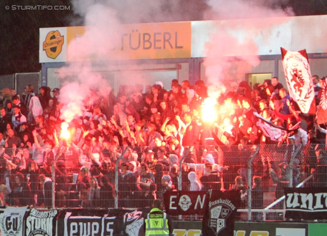 Wr. Neustadt - Sturm Graz
Oesterreichische Fussball Bundesliga, 9. Runde,  SC Wiener Neustadt - SK Sturm Graz,Stadion Wiener Neustadt, 22.05.2012. 

Foto zeigt Fans von Sturm
Schlüsselwörter: pyrotechnik