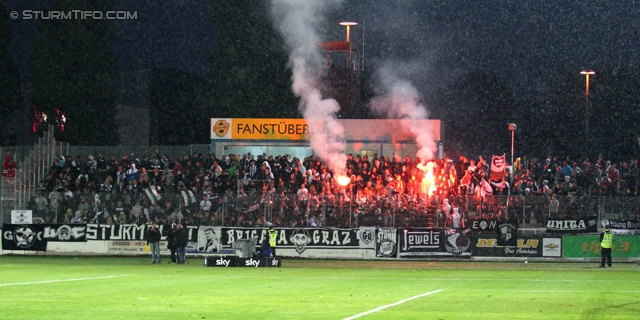 Wr. Neustadt - Sturm Graz
Oesterreichische Fussball Bundesliga, 9. Runde,  SC Wiener Neustadt - SK Sturm Graz,Stadion Wiener Neustadt, 22.05.2012. 

Foto zeigt Fans von Sturm
Schlüsselwörter: pyrotechnik