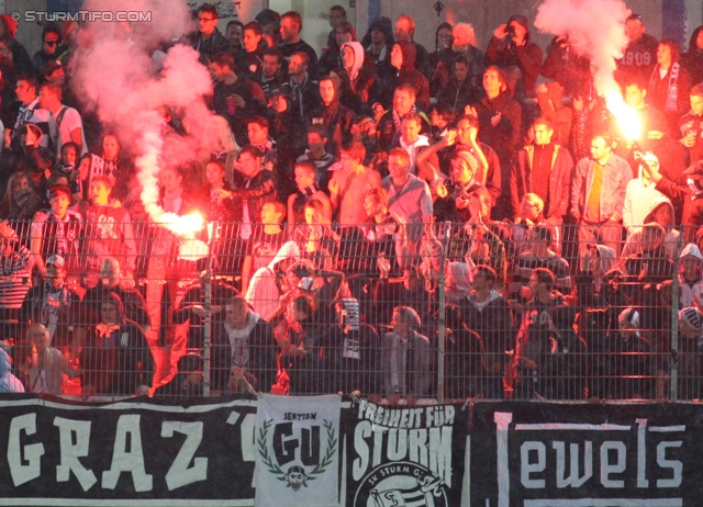 Wr. Neustadt - Sturm Graz
Oesterreichische Fussball Bundesliga, 9. Runde,  SC Wiener Neustadt - SK Sturm Graz,Stadion Wiener Neustadt, 22.05.2012. 

Foto zeigt Fans von Sturm
Schlüsselwörter: pyrotechnik