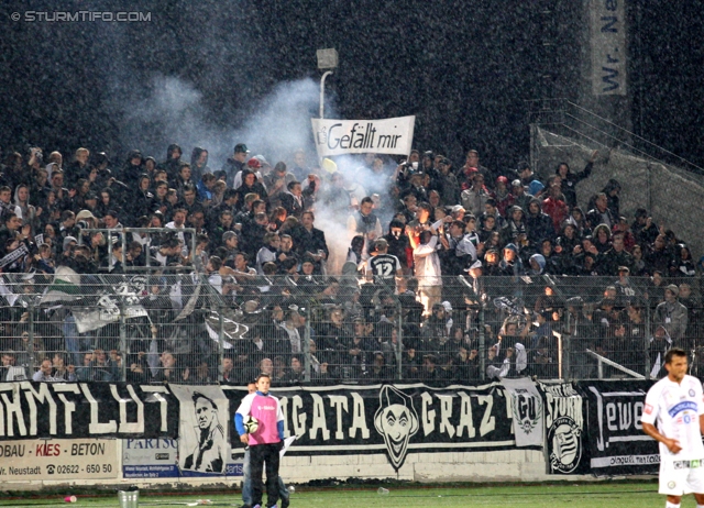 Wr. Neustadt - Sturm Graz
Oesterreichische Fussball Bundesliga, 9. Runde,  SC Wiener Neustadt - SK Sturm Graz,Stadion Wiener Neustadt, 22.05.2012. 

Foto zeigt Fans von Sturm
Schlüsselwörter: pyrotechnik