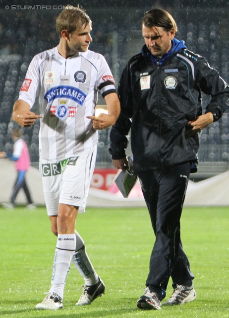 Wr. Neustadt - Sturm Graz
Oesterreichische Fussball Bundesliga, 9. Runde,  SC Wiener Neustadt - SK Sturm Graz,Stadion Wiener Neustadt, 22.05.2012. 

Foto zeigt Manuel Weber (Sturm) und Peter Hyballa (Cheftrainer Sturm)
Schlüsselwörter: diskussion