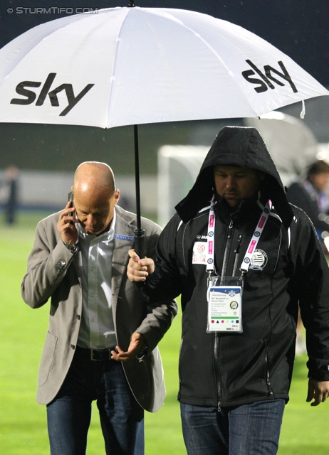 Wr. Neustadt - Sturm Graz
Oesterreichische Fussball Bundesliga, 9. Runde,  SC Wiener Neustadt - SK Sturm Graz,Stadion Wiener Neustadt, 22.05.2012. 

Foto zeigt Gerhard Goldbrich (General Manager Sturm) und Bruno Huetter (Sicherheitschef Sturm)
Schlüsselwörter: wetter